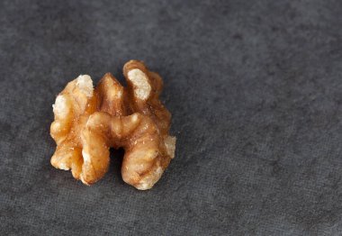 Fotokopi uzayı olan pis bir yüzeyde cevizin aşırı yakın çekimi..