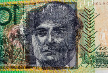 100 dolarlık banknotta parlayan ışık banknotun her iki tarafında da portre izleri gösteriyor. Aşırı derecede yakın çekim