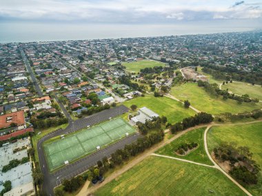 Kadınlar Spor Kulübü 'nün hava manzarası ve Chelsea, Melbourne, Avustralya' daki Bcentennial Park 'ın banliyö bölgesi.