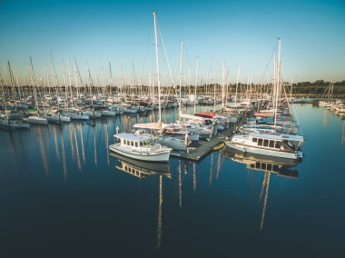 Melbourne, Victoria, Avustralya 'daki yat limanında demirlemiş yelkenlilerin yakın görüntüsü