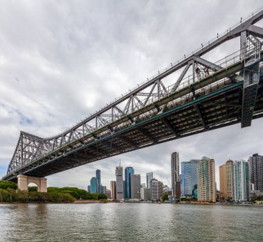 Hikaye Köprüsü - Brisbane Nehri üzerindeki tarihi kantilever köprüsü ve arka plandaki gökdelenler