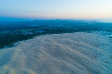 Şafak vakti okyanus kenarındaki ünlü kum tepeleri. Anna Körfezi, Yeni Güney Galler, Avustralya