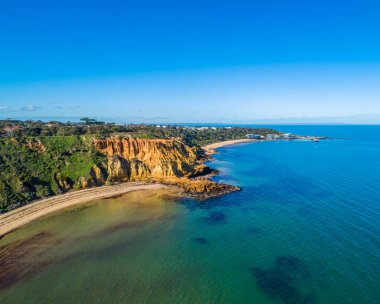 Kızıl Kayalık gözcü ve Melbourne, Avustralya 'daki Edward Caddesi plajı.