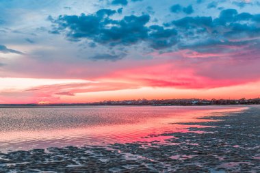 Avustralya 'daki güzel okyanus sahilinin üzerinde parlak gün batımı.