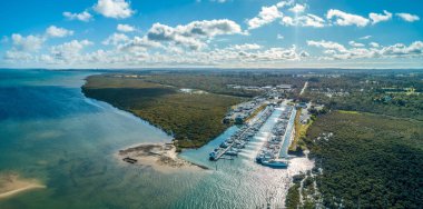 Parlak güneşli bir günde demirlemiş tekneler ve okyanus kıyıları - hava panoramik manzarası