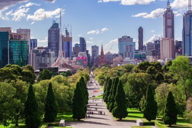 Melbourne, Avustralya - 25 Mart 2018: Parlak güneşli bir günde Melbourne CBD şehrinin ufuk çizgisi ve ara sokağı