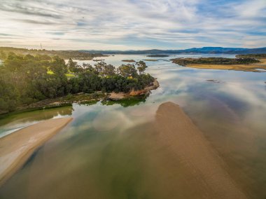 Gün batımında Wallagaraugh Nehri ağzı ve Keçi Adası 'nın havadan görünüşü. Mallacoota, Victoria, Avustralya
