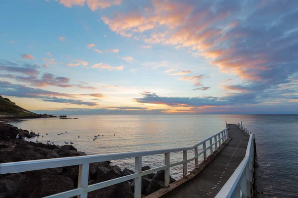 Jetty Kecil Menuju Matahari Terbenam — Stok Foto