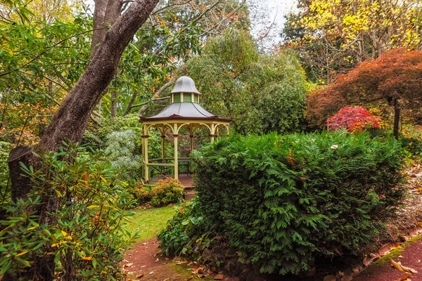 Hermoso Gazebo Vacío Exuberante Jardín Otoño Monte Macedon Victoria Australia — Foto de Stock