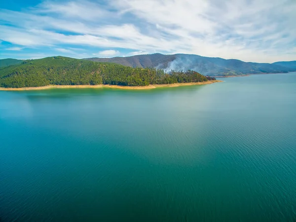 Veduta Aerea Del Fumo Che Sale Dalla Foresta Sulla Riva — Foto Stock