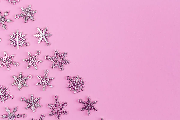 Zilveren Sneeuwvlokken Roze Achtergrond Met Kopieerruimte Vakantie Thema — Stockfoto