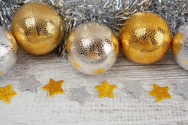 Серебряные Золотые Рождественские Безделушки Блестящие Звезды Крупным Планом — стоковое фото