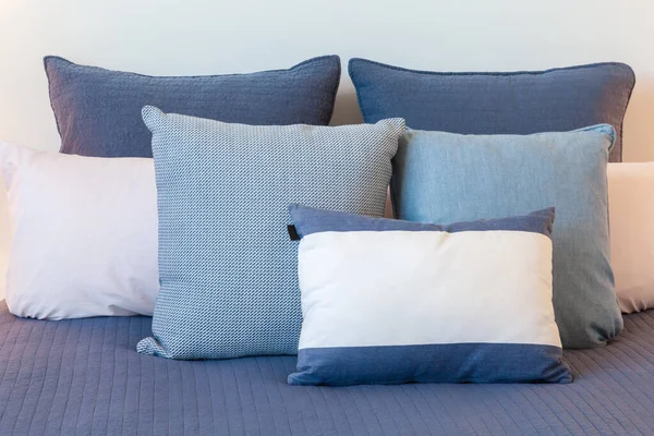 带有复制空间的床安排上蓝色枕头的特写镜头 — 图库照片