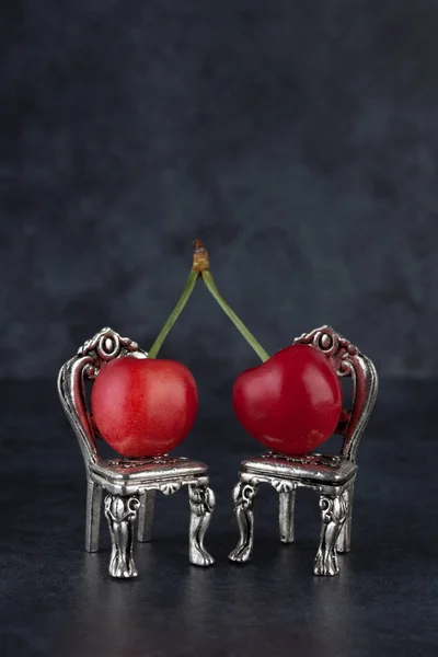 Couple Cerises Rouges Placées Sur Belles Chaises Vintage Argentées Sur — Photo