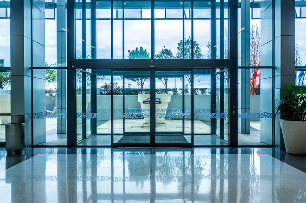 ประต บานเล อนอ ตโนม กระจกทางเข างสรรพส — ภาพถ่ายสต็อก