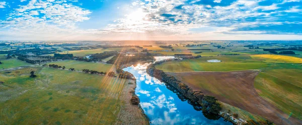 พระอาท ตกท สวยงามเหน อแม าฮอปก และชนบทในออสเตรเล พาโนรามาทางอากาศ — ภาพถ่ายสต็อก