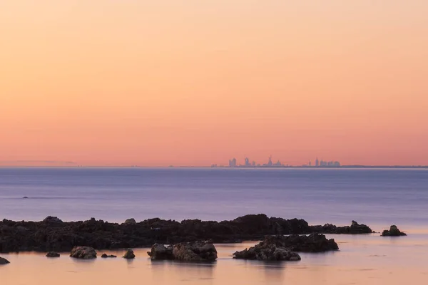 Melbourne Cbd Skyline Coucher Soleil Loin Avec Des Formations Rocheuses — Photo