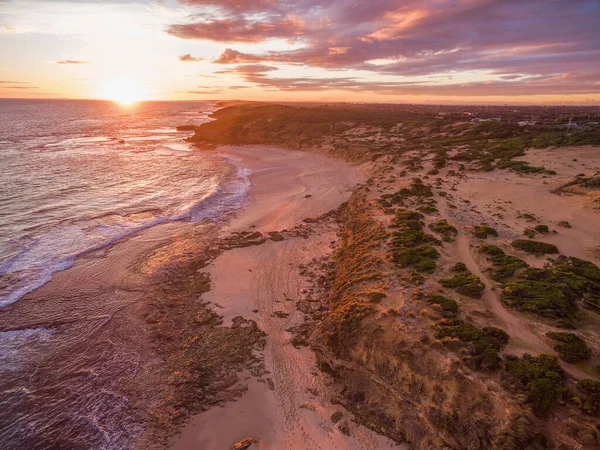มมองทางอากาศของพระอาท ตกท สวยงามเหน อชายหาดทรายบนคาบสม Mornington ออสเตรเล — ภาพถ่ายสต็อก