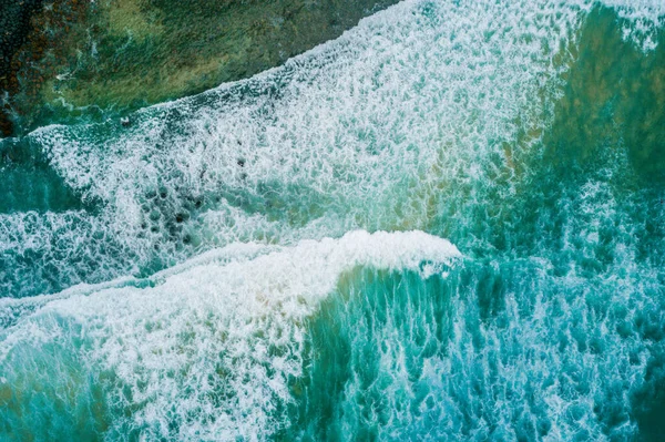 Vue Aérienne Regardant Vers Bas Les Vagues Océaniques Écrasantes Mousse — Photo