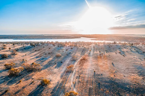 ดวงอาท องแสงเหน อทะเลสาบในทะเลทรายออสเตรเล มมองทางอากาศ — ภาพถ่ายสต็อก