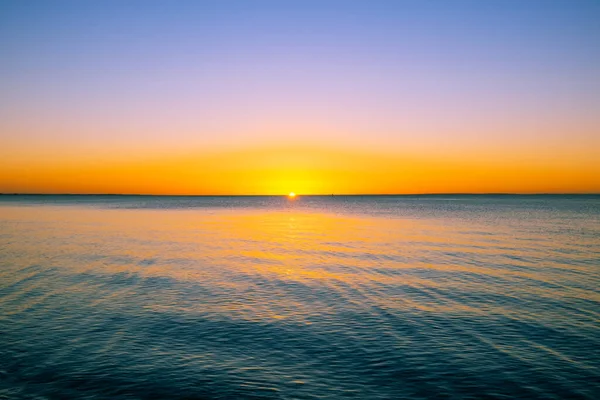 Vivido Bel Tramonto Sole Quasi Scomparire Dietro Orizzonte Sul Mare — Foto Stock