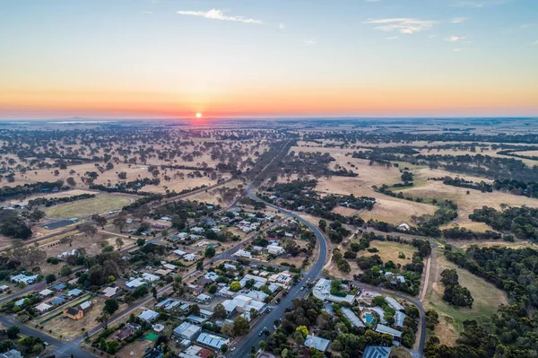 Wiejska Droga Przez Pastwiska Małe Miasteczko Australijskiej Wsi Panorama Powietrza — Zdjęcie stockowe