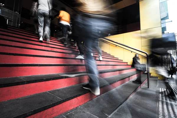 Θολή Κίνηση Των Ανθρώπων Που Ανεβαίνουν Τις Σκάλες Ένα Κτίριο — Φωτογραφία Αρχείου