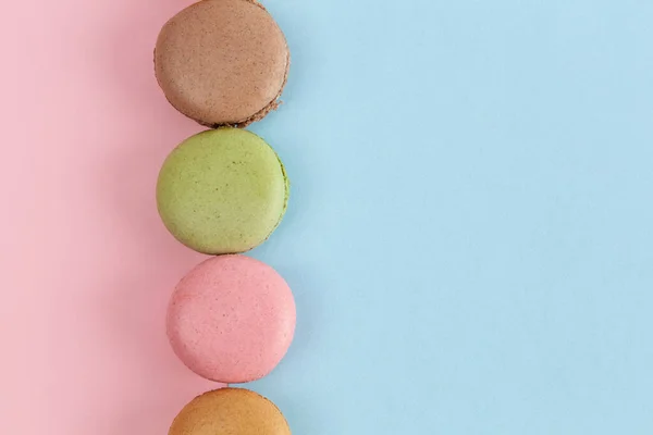 Closeup Macarons Franceses Fundo Rosa Azul Com Espaço Cópia — Fotografia de Stock