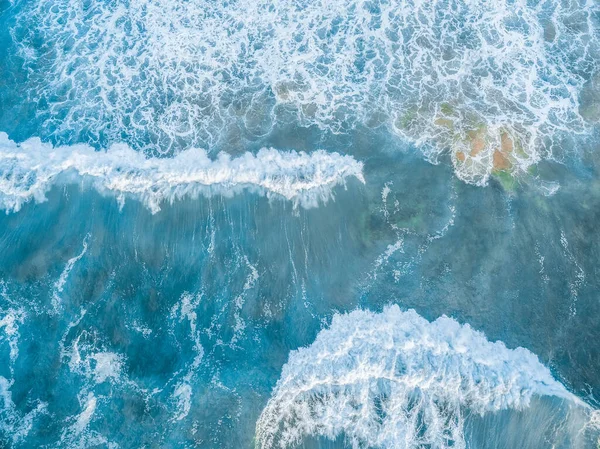 Grandes Ondas Oceano Esmagamento Vista Aérea Olhando Direto Para Baixo — Fotografia de Stock