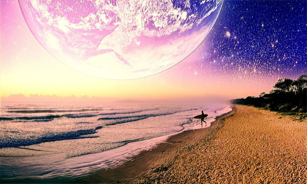 Одинокий Серфер Гуляющий Океанскому Берегу Чужой Планеты Цифровые Произведения Искусства — стоковое фото
