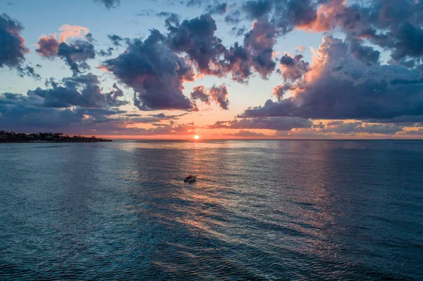 Oranye Matahari Menyentuh Cakrawala Atas Air Dengan Perahu Kesepian Berlayar — Stok Foto
