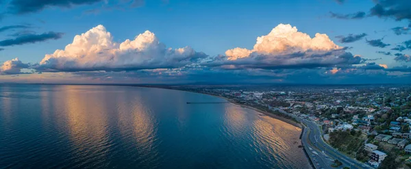 Häpnadsväckande Bred Antenn Panorama Vackra Moln Över Havet Bay Kustlinje — Stockfoto