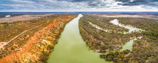 Panorama Powietrzna Rzeki Murray Przepływającej Przez Horyzont Wśród Drzew Dziąseł — Zdjęcie stockowe