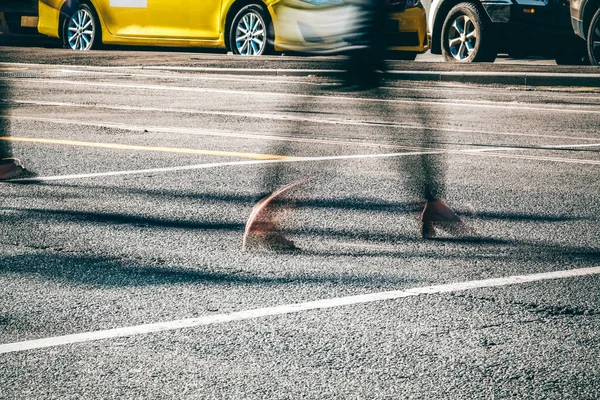 Movimento Desfocado Pernas Pessoa Cruzando Rua Movimentada Centro Melbourne — Fotografia de Stock