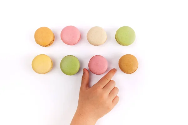 Mão Criança Tomando Macaron Francês Rosa Duas Fileiras Macarons Coloridos — Fotografia de Stock