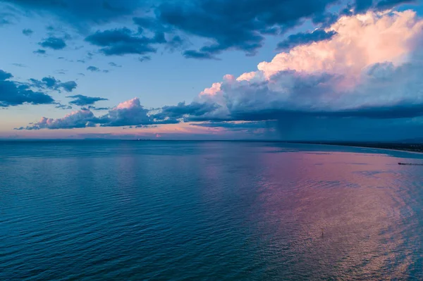 Дождь Бушующие Облака Приближающиеся Побережью Океана Красивый Закат Вид Воздуха — стоковое фото