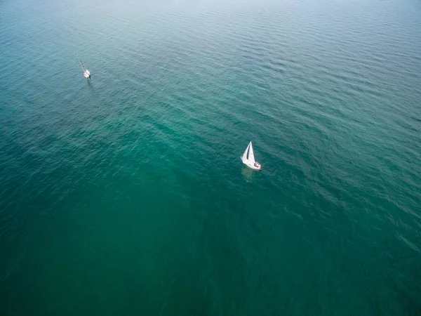 Image Aérienne Regardant Deux Voiliers Naviguant Dans Les Eaux Turquoise — Photo