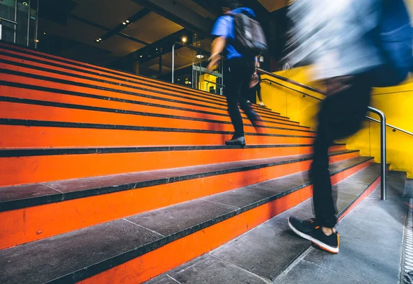 Κίνηση Θολή Άνθρωποι Ανεβαίνουν Τις Σκάλες Στο Κέντρο Της Μελβούρνης — Φωτογραφία Αρχείου
