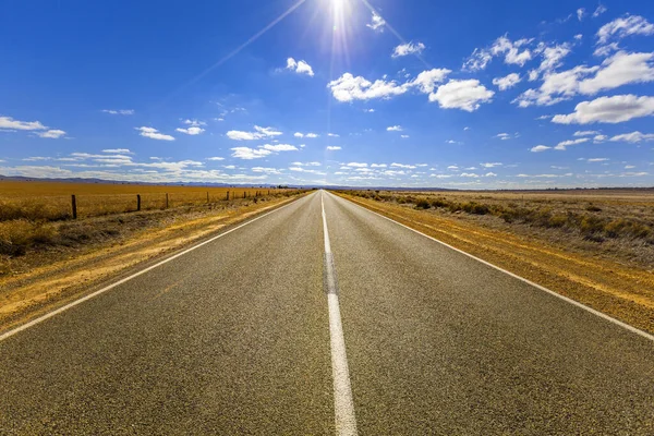 Autopista Que Pasa Través Campos Agrícolas Día Soleado Brillante Con — Foto de Stock