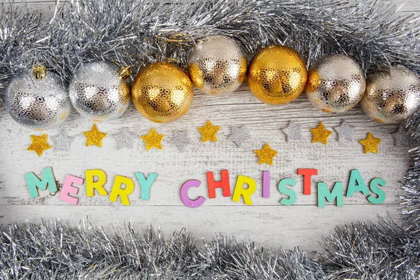 Vrolijk Kerstfeest Kleurrijke Tekst Wit Hout Met Gouden Zilveren Kerstballen — Stockfoto