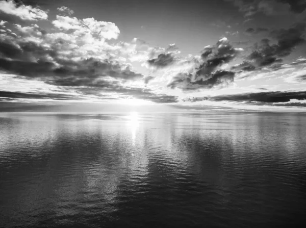 Czarno Biały Zachód Słońca Nad Powietrznym Krajobrazem Wody — Zdjęcie stockowe