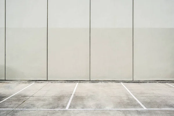 Пустой Паркинг Рядом Бетонной Стеной Чистые Геометрические Формы Архитектуры Копировальным — стоковое фото