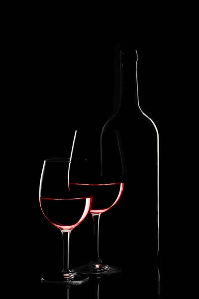 Κόκκινο Μπουκάλι Κρασί Και Δύο Ποτήρια Κρασί Μαύρο Φόντο Μαύρο — Φωτογραφία Αρχείου