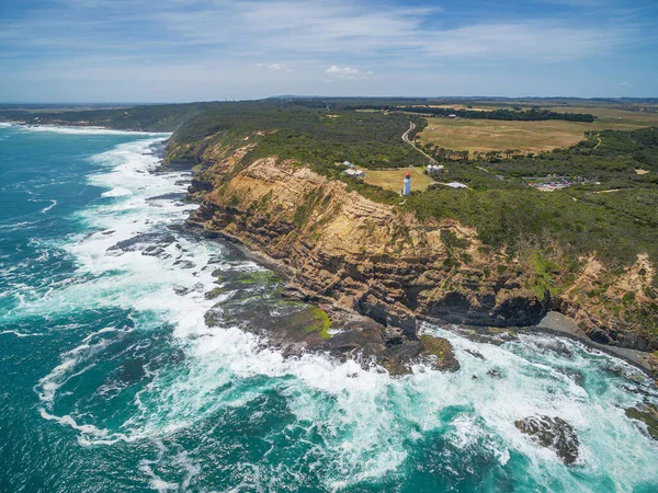 Pemandangan Udara Cape Schanck Lighthose Dan Gelombang Yang Menghancurkan Garis — Stok Foto