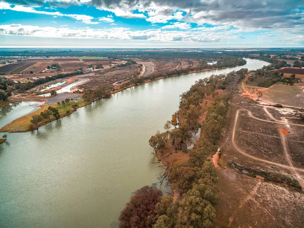 Murray River Rinner Genom Jordbruksfält Och Inhemska Australiska Vegetation — Stockfoto