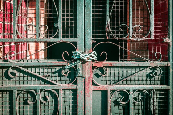 Oude Roestige Metalen Poortdeuren Gesloten Omwikkeld Met Dikke Ketting — Stockfoto