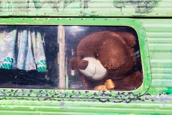Selamat Tinggal Pada Konsep Masa Kanak Kanak Boneka Beruang Melihat — Stok Foto