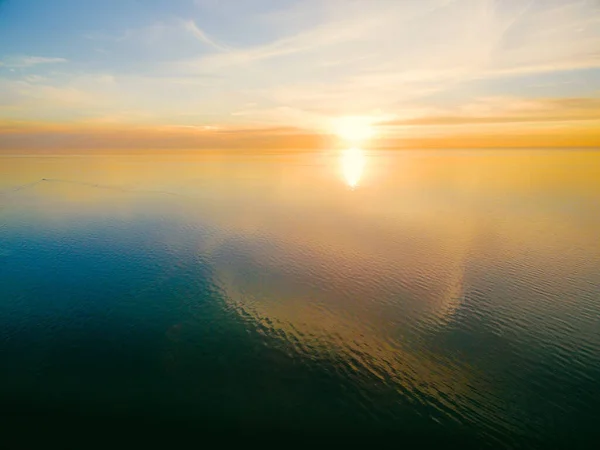 Gün Batımında Sadece Güneş Sakin Okyanus Suyu — Stok fotoğraf