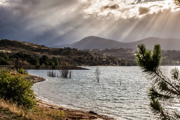 Raios Sol Brilhando Através Nuvens Nas Colinas Lago Jindabyne Austrália — Fotografia de Stock