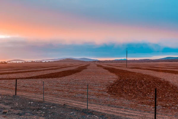 Membajak Tanah Merah Saat Matahari Terbit Penuh Warna Pegunungan Flinders — Stok Foto